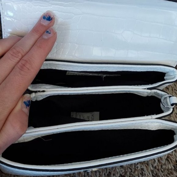 *NEW W/ TAGS* - Expressions NYC - White Faux Alligator Print Handbag - Picture 3 of 3